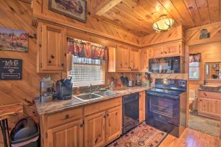 Helen Cabin with Deck and Hot Tub Less Than half Mi to Main St - Helen - 2