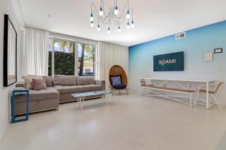 Roami at 250 Collins - 4