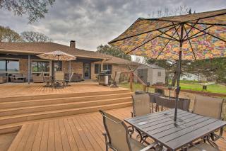 Roomy Texas Lake Retreat with Private Boat Ramp - 8