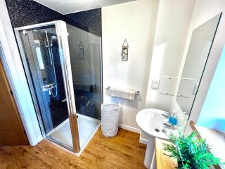 Central Spacious 2 Bed 2 Bath, Free WiFi & Parking, Park View - 7