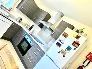 Central Spacious 2 Bed 2 Bath, Free WiFi & Parking, Park View - 9