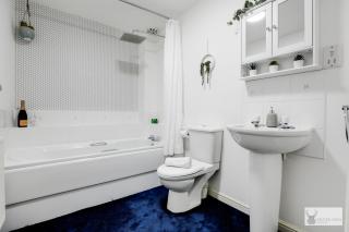 Spacious Whitwick Stay 3-Story House - 8