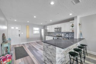 Breathtaking 2-bed 2-bath w- Full Gulf Views SB306 - St Pete Beach - 3