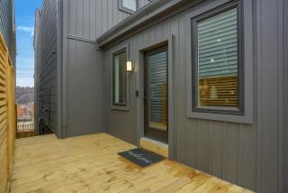 Urban Oasis Retreat With Luxury Design, Hot Tub, Fire Pit, Breathtaking Downtown & River Views - 5