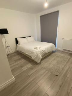 East London - 2 bed Apartment with Parking - Barking - 3
