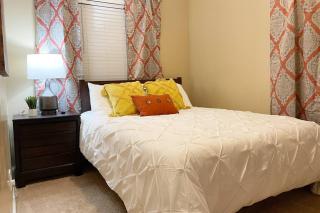Cozy Escape ◉ King Sized Bed and fast Wifi awaits! - Charlotte - 5