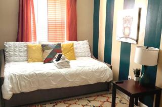Cozy Escape ◉ King Sized Bed and fast Wifi awaits! - Charlotte - 3