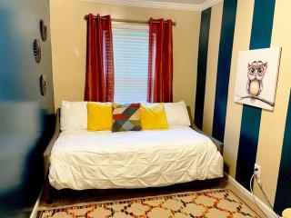 Cozy Escape ◉ King Sized Bed and fast Wifi awaits! - Charlotte - 1