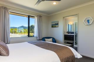 Ocean View Beachfront Apartment - 7