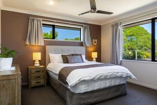 Ocean View Beachfront Apartment - Blenheim - 3