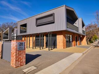 Olsen Penthouse - Art House Townhouses - 8