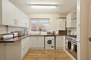 20 percent off! Stylish Abode with Games Room - Sleeps 13 - Brislington - 2