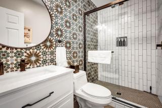 Two Bedroom - King in Master Heart of Downtown Vista - 8