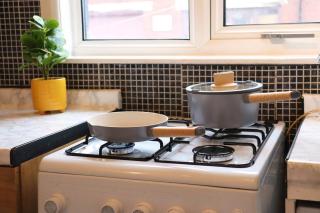 Unique 3 Bedroom House FREE WiFI & Parking - 2