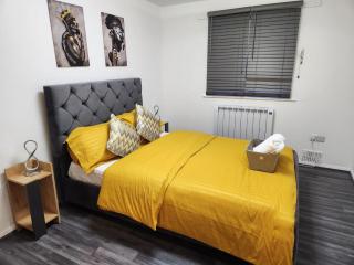 1 bedroom service apartment with Netflix - West Thurrock - 3