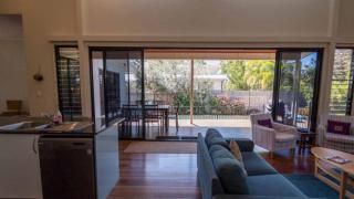 Barefoot Beach House - Horseshoe Bay - 2