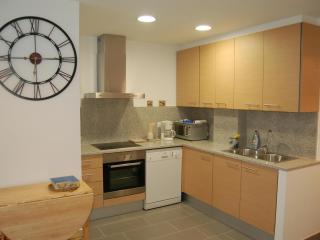 Apartamento moderno a 150m de la playa con terraza y parking, cerca del puerto y comercios - ES-228-38 - 3