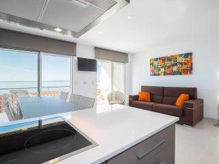 Apartamento moderno, renovado y soleado con vistas panorámicas al mar en primera línea de playa - ES-228-100 - Roses - 8