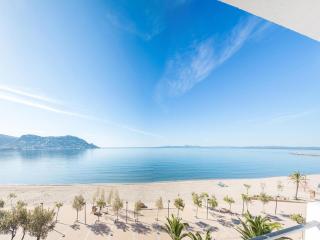 Apartamento moderno, renovado y soleado con vistas panorámicas al mar en primera línea de playa - ES-228-100 - Roses - 3
