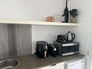 Blue on Blue Large One Bedroom Apartment, steps from ferry, amazing pool, wifi - Nelly Bay - 3