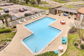 Walk to Beach Ocean-View Galveston Condo! - Galveston - 7