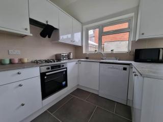 A Beautiful Premium 4-Bedroom House With Parking (Reading West) - 8
