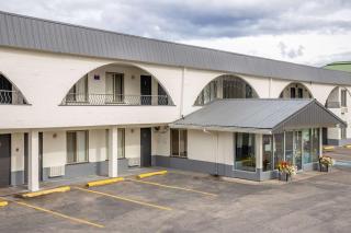 Howard Johnson by Wyndham Downtown Kamloops - Kamloops - 0
