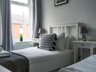 East House-Sleeps 5-Pet friendly-Garden-Parking - 0
