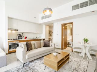 Luxury Studio with Pool View in Vibrant Community - Dubai - 2