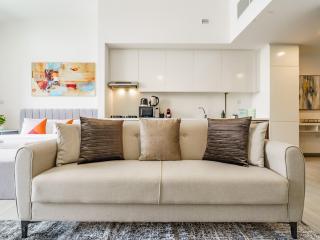 Luxury Studio with Pool View in Vibrant Community - Dubai - 1