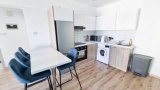 Modern Retreat: 2br Stylish Apt with Comfy Rooms! Smart TV with 200MBPS Internet - Larnaca - 8