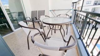 Modern Retreat: 2br Stylish Apt with Comfy Rooms! Smart TV with 200MBPS Internet - Larnaca - 3