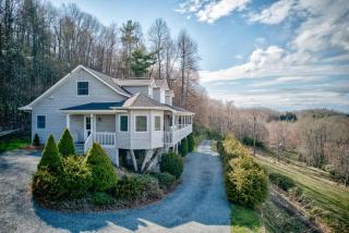 Hilltop Hideaway - Boone - 9