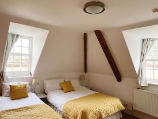 4 bed loft apartment overlooking historic town - 8
