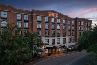 Courtyard by Marriott Savannah Downtown - Historic District - 7