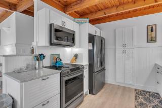 Lisa Lu by Oak Island Accommodations - 1