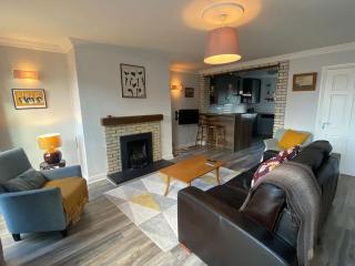 Central, comfortable and spacious 4 bed duplex - 5