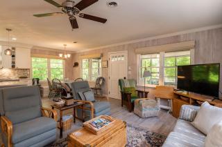 Beaching & Griping by Oak Island Accommodations - Oak Island - 1