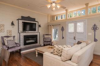 Candy Store House by Oak Island Accommodations - 1