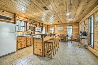 Broken Bow Getaway Covered Deck, Grill and Fire Pit - Broken Bow - 4