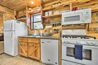 Broken Bow Getaway Hot Tub, Grill and Fire Pit - 1