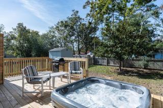 Hook Wine and Sinker by Oak Island Accommodations - - 9