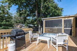 Hook Wine and Sinker by Oak Island Accommodations - - 6