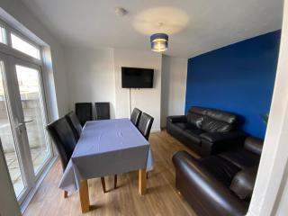 Osmaston park house, Entire house,4 bedrooms with 7 beds, working facility, free parking , smart TV for each room, free WiFi, washing machine, tumble dryer, near to Rolls Royce, Bombardier, easy access to A38 and A50 - Derby - 8