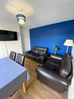 Osmaston park house, Entire house,4 bedrooms with 7 beds, working facility, free parking , smart TV for each room, free WiFi, washing machine, tumble dryer, near to Rolls Royce, Bombardier, easy access to A38 and A50 - Derby - 9