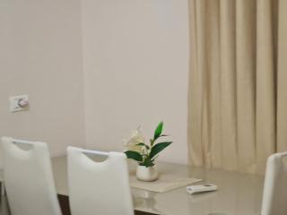 Downtown Boulevard apartment with a cute balcony! - Tirana - 2