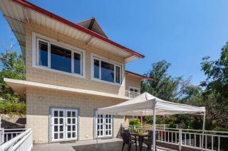 StayVista's Chimney Cottage with Sprawling Lawns, Picturesque Views, Plunge Pool, Jacuzzi, and Home Theatre - Panchgani - 9