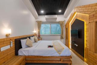 StayVista's Chimney Cottage with Sprawling Lawns, Picturesque Views, Plunge Pool, Jacuzzi, and Home Theatre - Panchgani - 6
