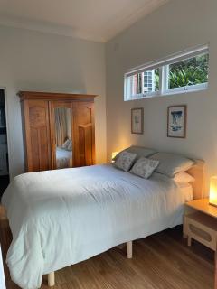 Tranquil Garden Apartment with living room - 6