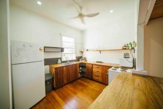 6 Bedroom + 2 Bath Apartment // Cairns Central - Cairns - 9